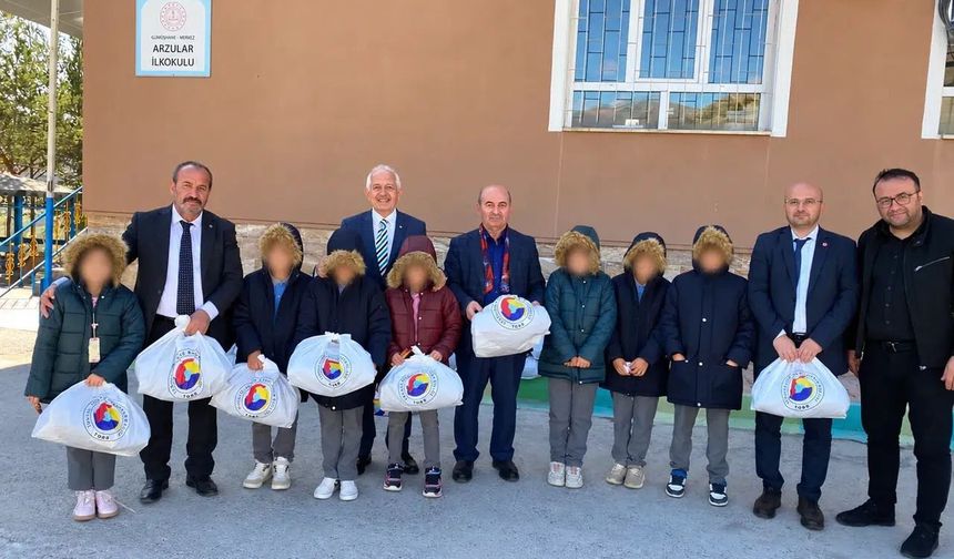 Gümüşhaneli Minik Bedenler GTSO’nun Kışlık Mont Yardımıyla Isındı
