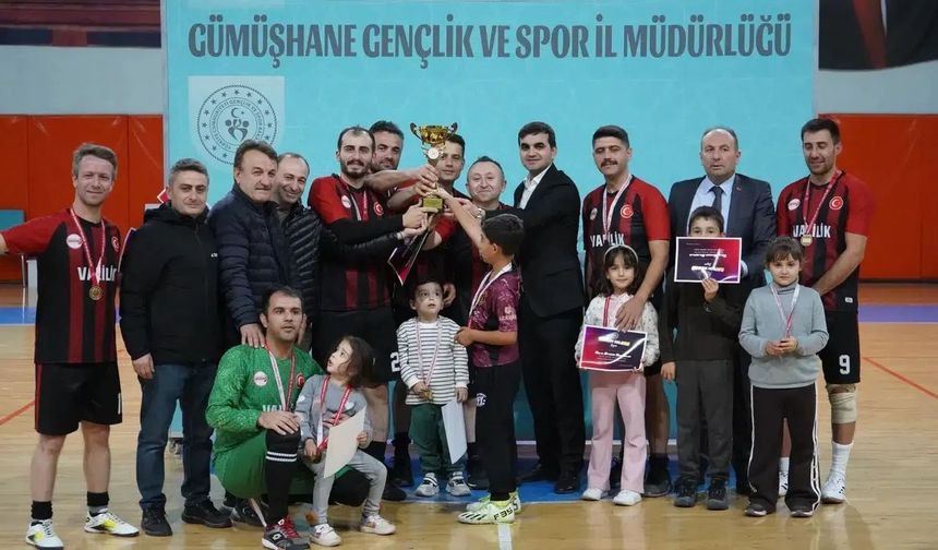 Gümüşhane’de Futsal Fırtınası esti: Valilik Kupayı Müzesine Götürdü!