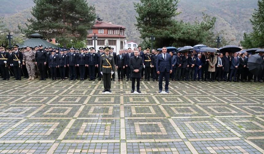 Yağmur Altında Gurur Töreni: Gümüşhane’de Çelenkler Atatürk Anıtı’na Bırakıldı