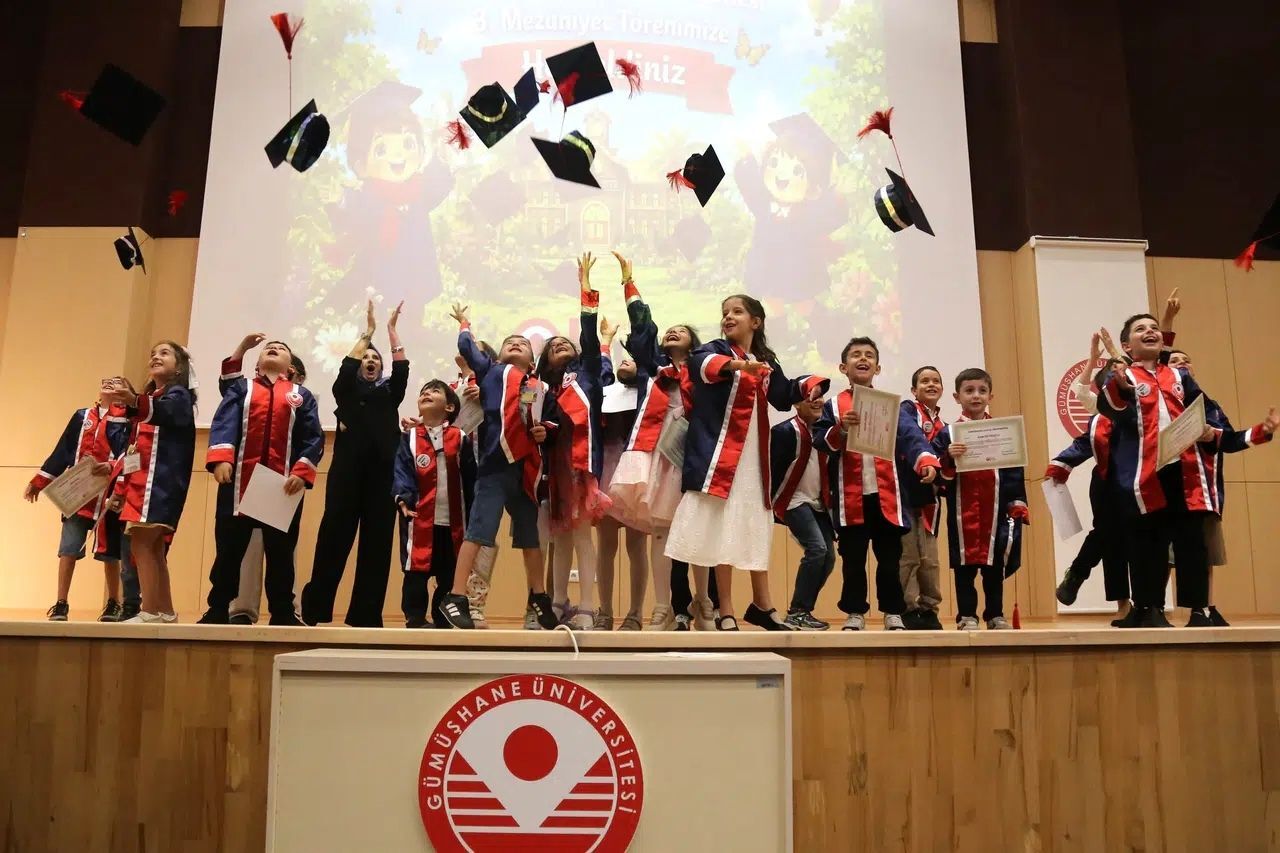 Miniklerin Üniversite Coşkusu Görenleri Gülümsetti: Kepleri Fırlattılar!